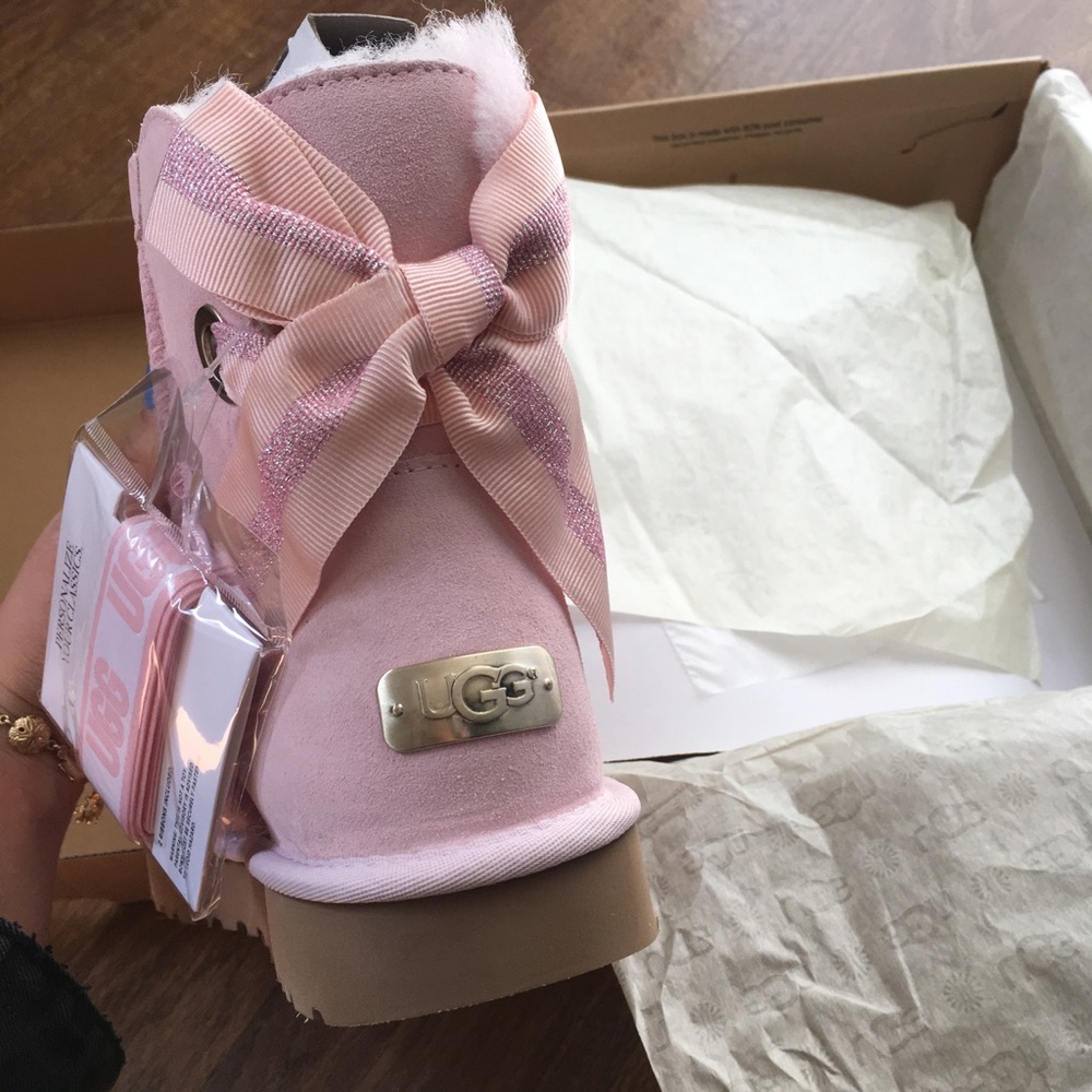 🎀NWT🌅LA SUNSET 🌇 UGGs size 8 w/ custom bow